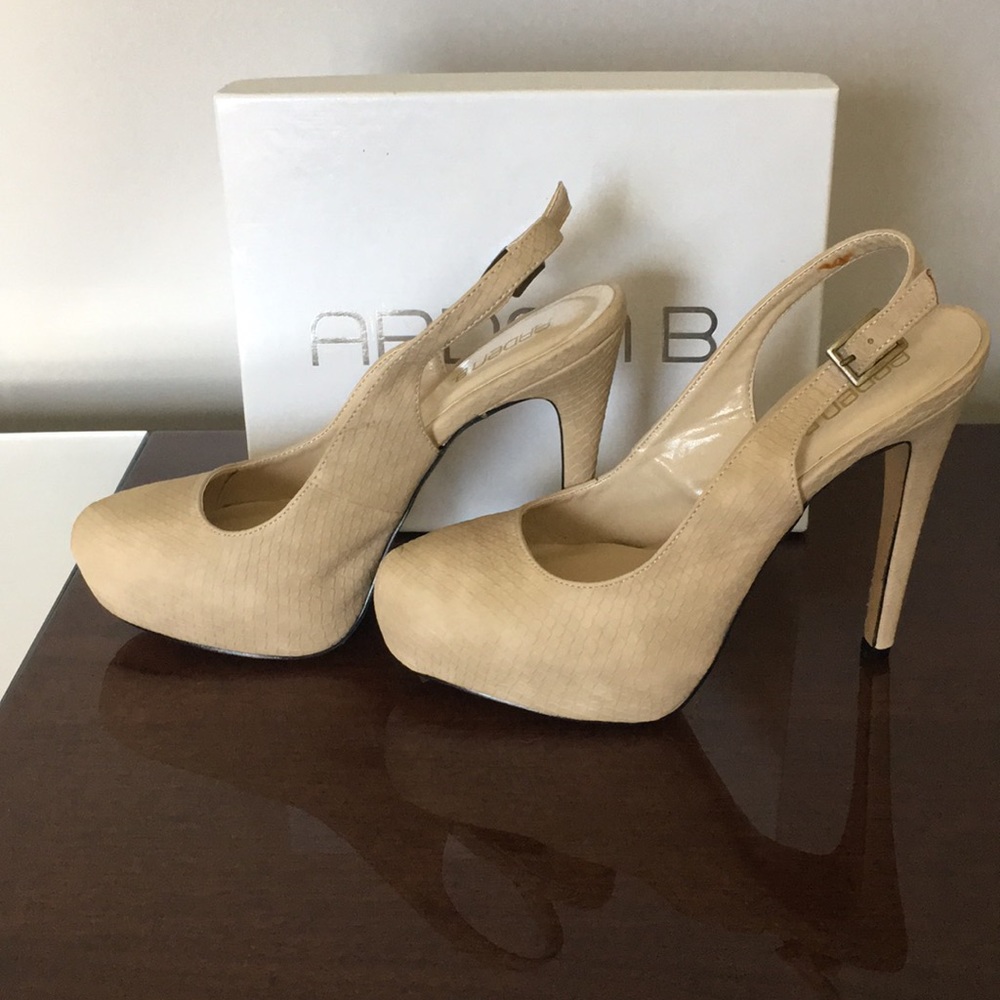 NWT Arden B Nude Heels
